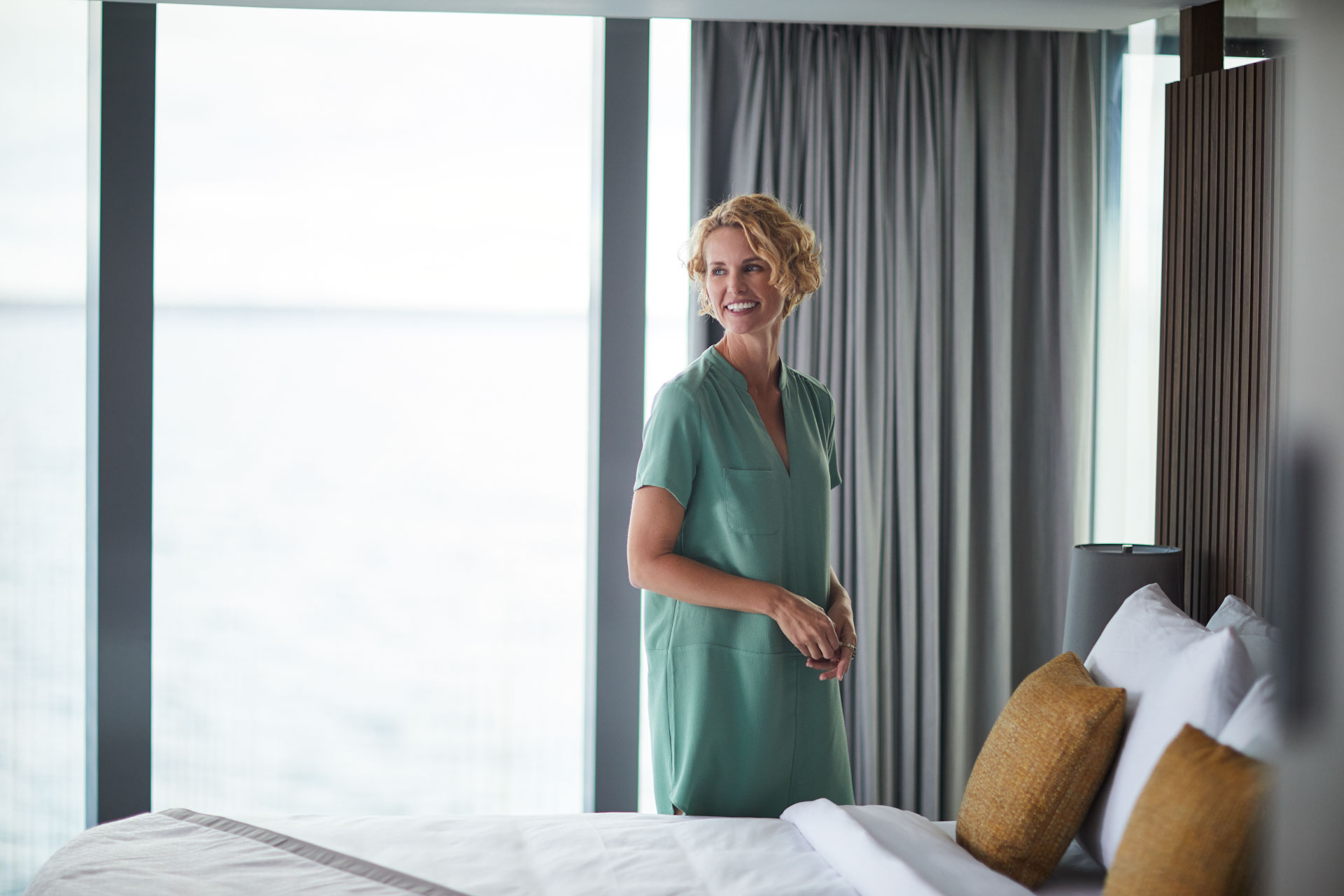 images/Ship photos/Flora 花神號/3a_CEL_FL_Penthouse_Suite_Bedroom_4_edited.jpg